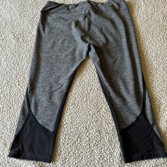 The NorthFace Capri Leggings, Heathered Gray and Black - Size XL - Picture 2 of 10
